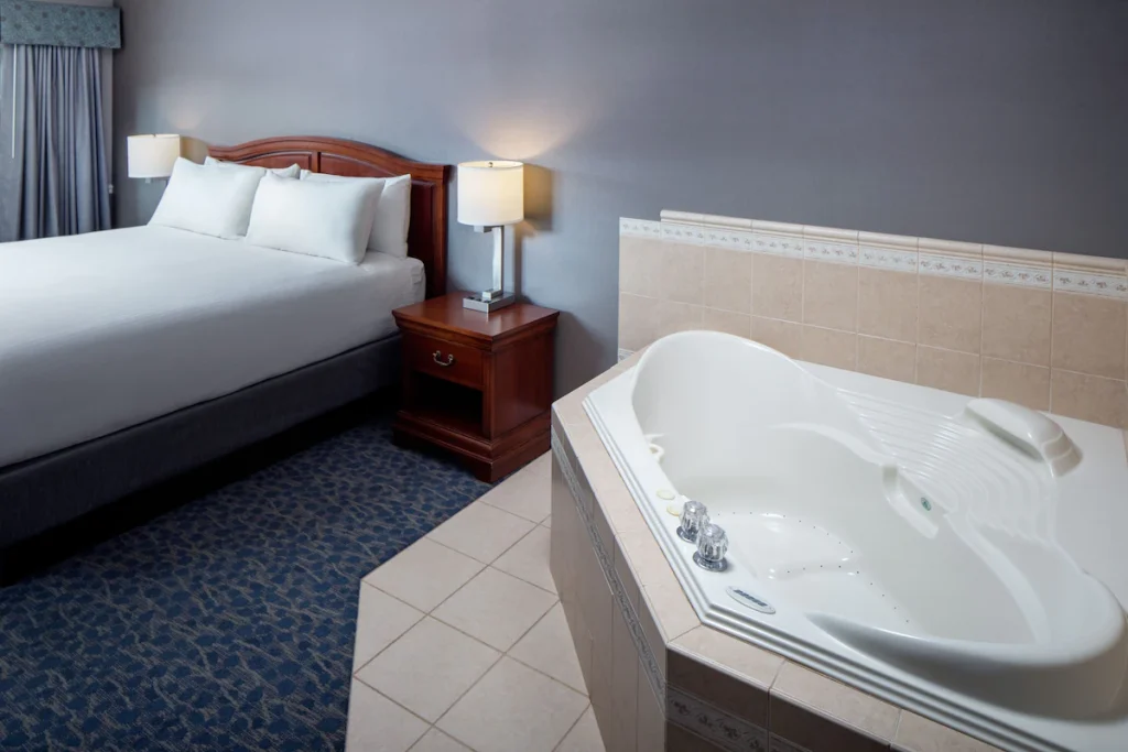 Golden Gables Inn, room with private jacuzzi, photo 2
