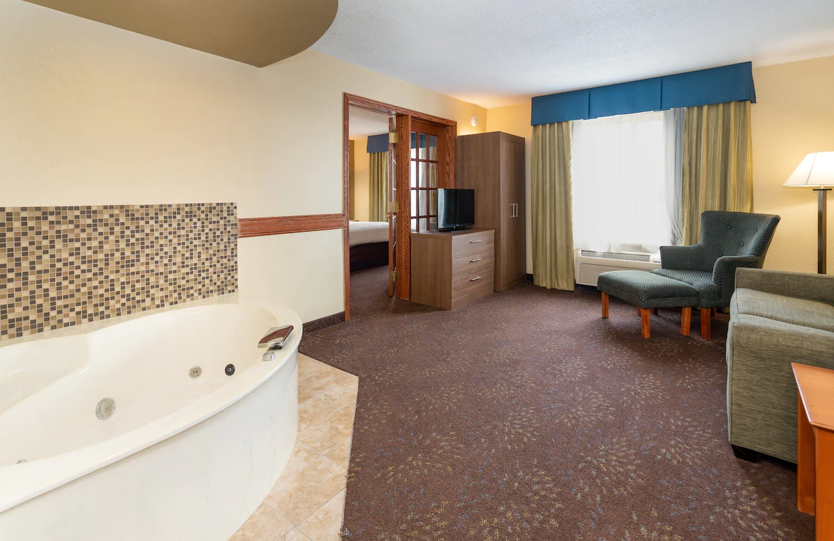 Hotel In St. Paul, MN With Jacuzzi Suites – LivINN Hotel