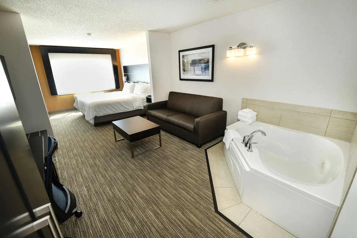 Holiday Inn Express Suites Grand Forks an IHG Hotel jacuzzi - jacuzzi hotel room