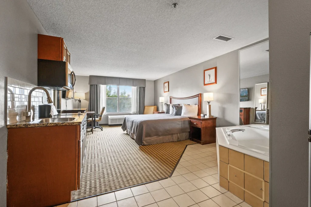 Townsquare Place, room with private jacuzzi, photo 2