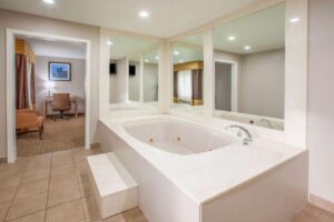 Read more about the article How to Choose the Perfect Hotel with an In-Room Jacuzzi for Your Vacation