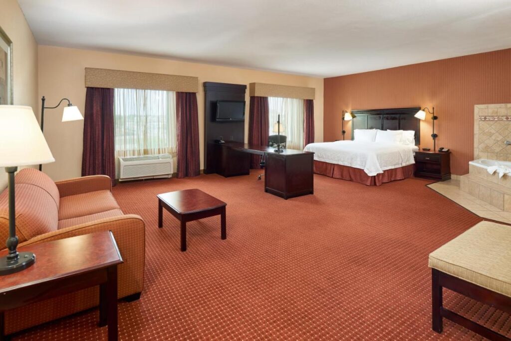 Hampton Inn & Suites Austin South Buda, room with private jacuzzi, photo 2