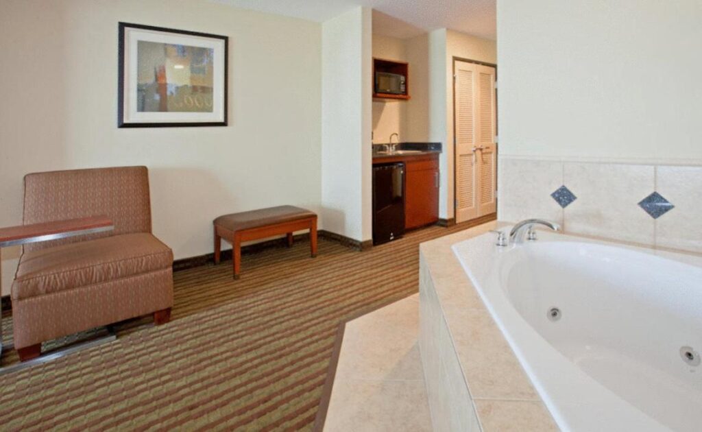 Holiday Inn Austin North, an IHG Hotel, room with private jacuzzi, photo 2