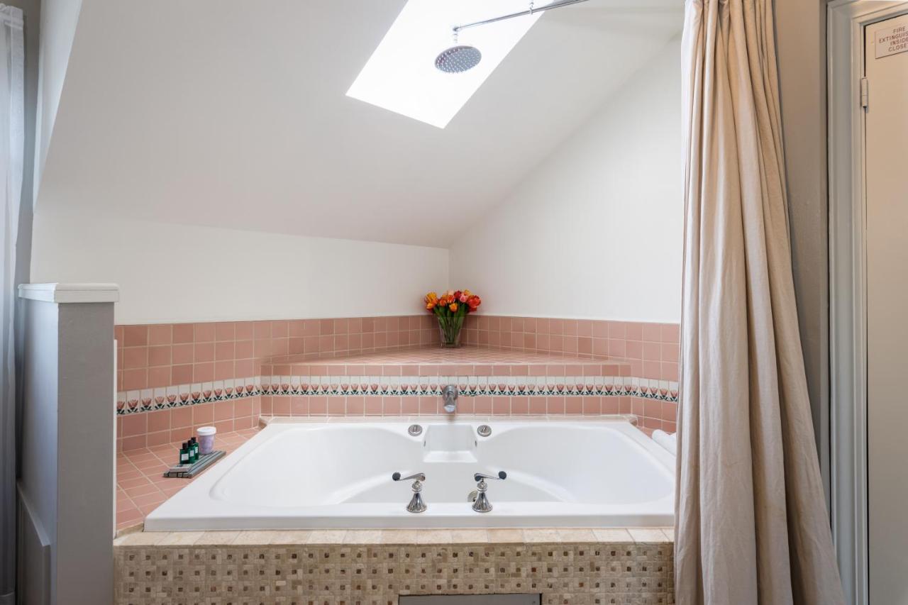 Nantucket Whale Inn, Half Moon Bay, room with private jacuzzi