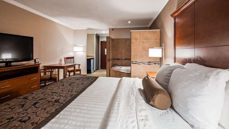 Best Western Plus Liverpool Syracuse Inn Suites 1 - jacuzzi hotel room