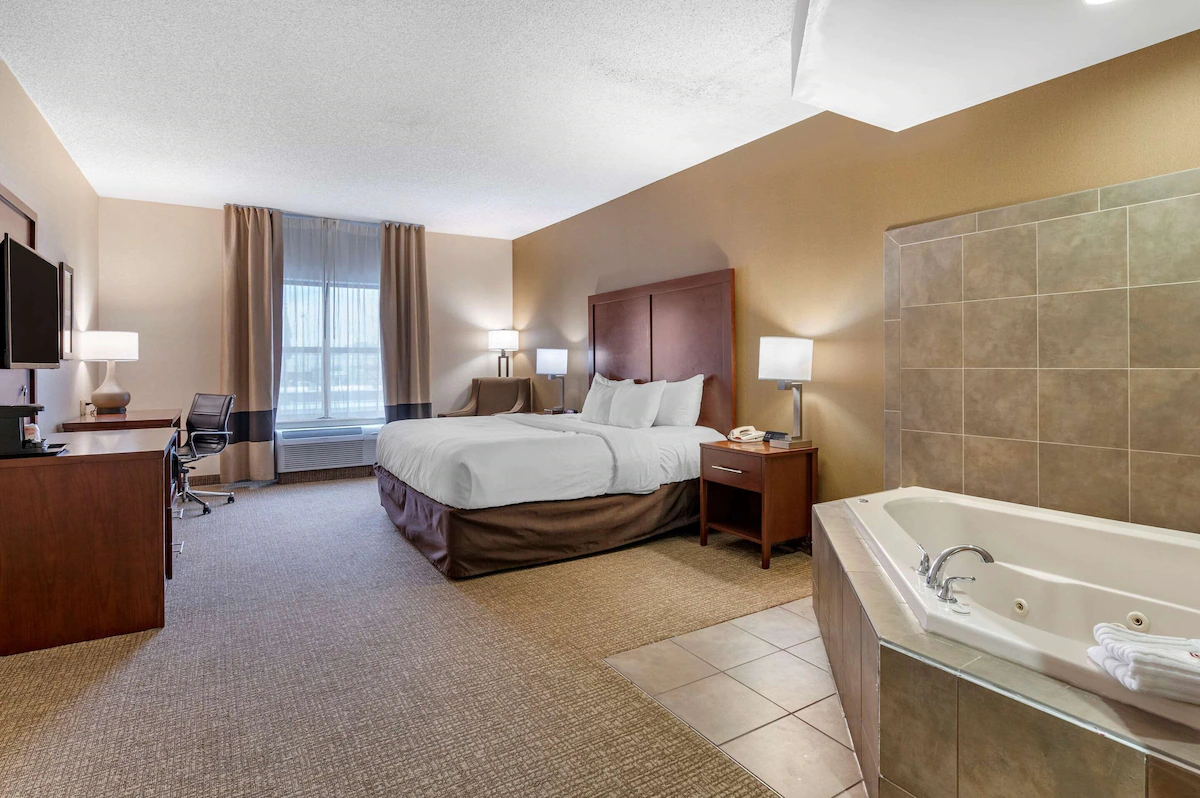Bridgewood Resort Hotel & Conference Center | Rooms & Suites near Appleton