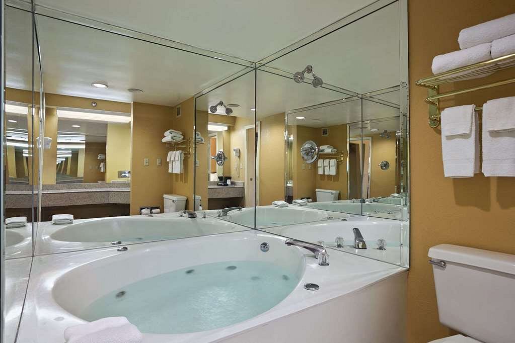 Best Hotels With Hot Tub & Jacuzzi Room Near Me | Jacuzzi room, Jacuzzi  hotel, Jacuzzi