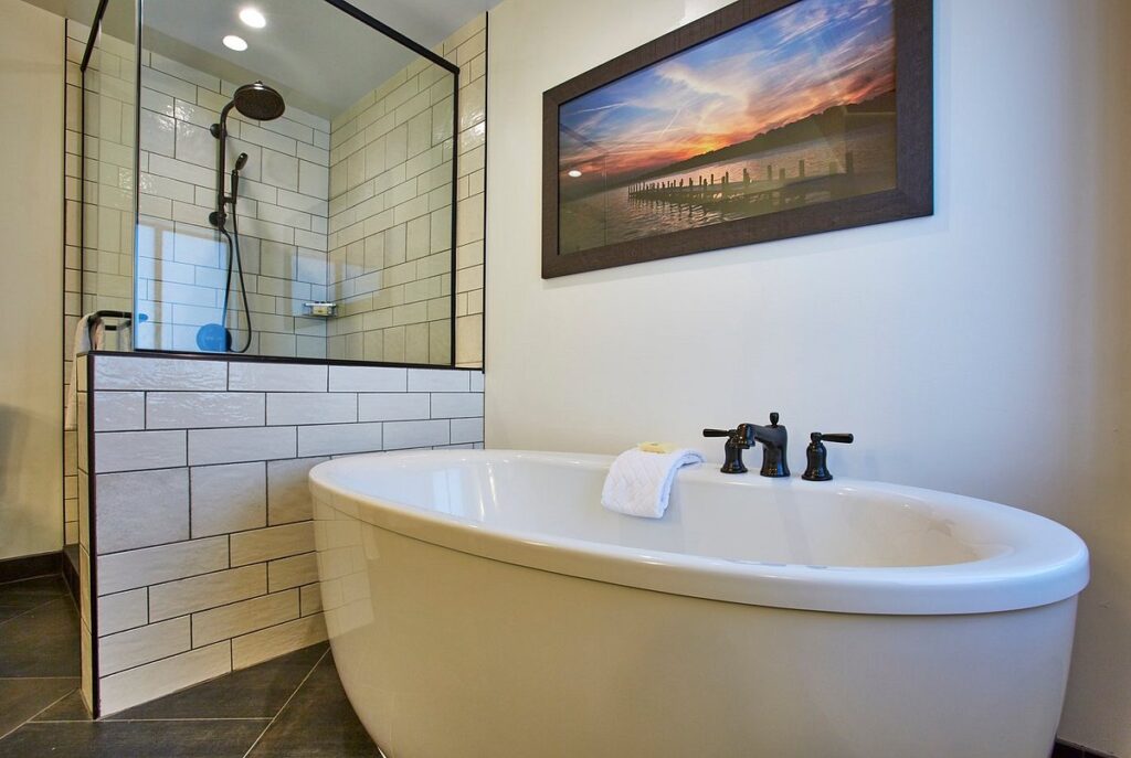Holiday Inn Express Toledo-Oregon, room with private jacuzzi, photo 2