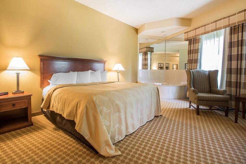 Quality Inn & Suites, room with private jacuzzi, photo 2