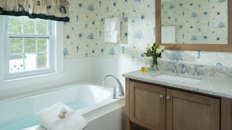 The Old Harbor Inn - jacuzzi hotel room