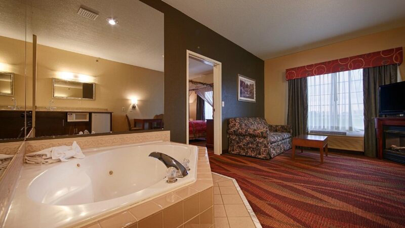 Best Western Plus Fort Wayne Inn Suites North - jacuzzi hotel room