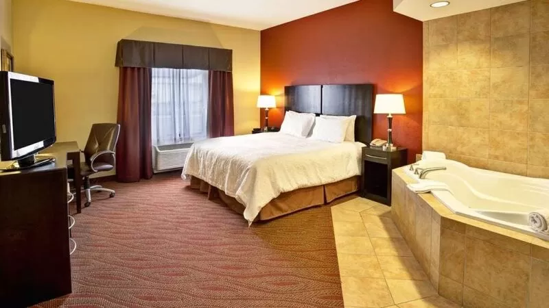 Hampton Inn Dupont Road - jacuzzi hotel room