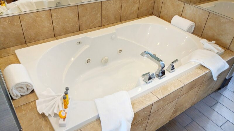 Holiday Inn Purdue – Fort Wayne, an IHG Hotel, room with private jacuzzi, photo 2