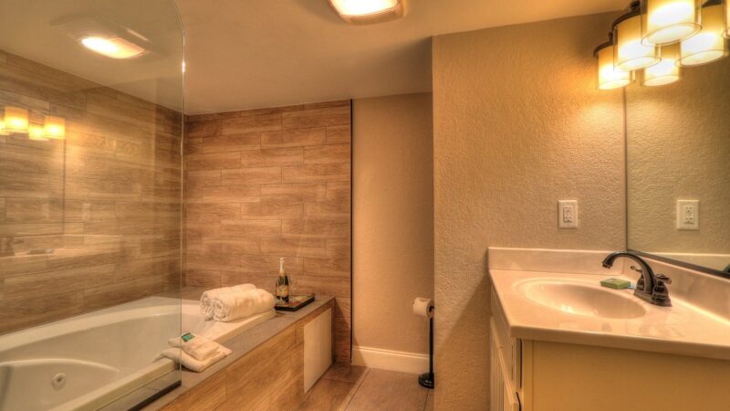 River Edge Inn - jacuzzi hotel room