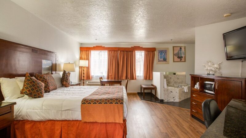 Sandia Peak Inn - jacuzzi hotel room