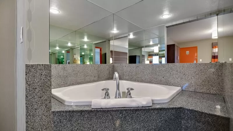 suite with king and whirlpool - jacuzzi hotel room