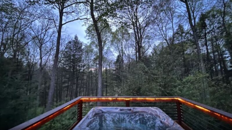 Valley View Cabin, cabin with a private hot tub