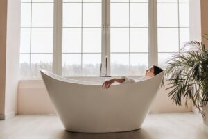 Read more about the article Maximizing Your In-Room Hot Tub Experience: Do’s and Don’ts