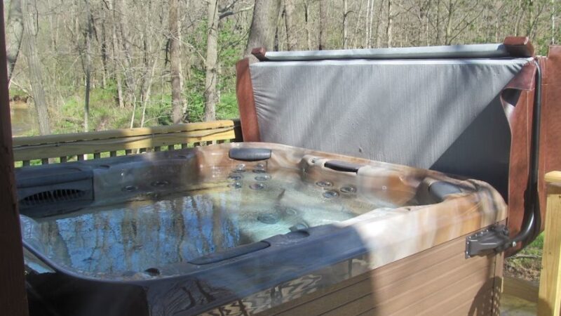 Crooked Creek Oasis, cabin with a private hot tub