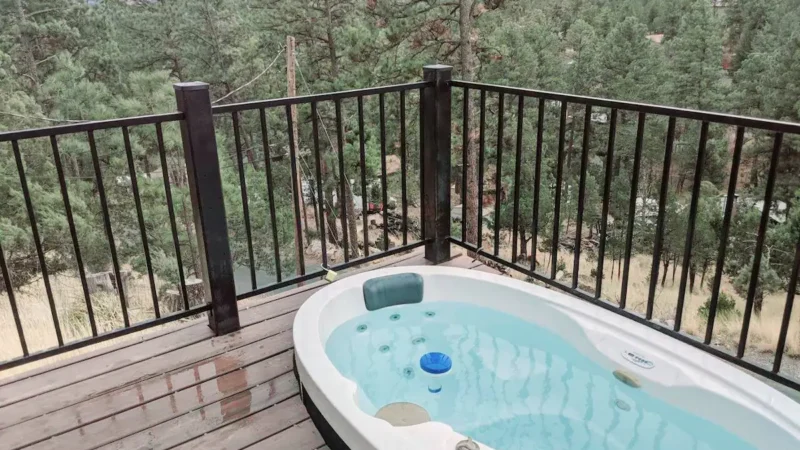 Freshly Furnished Midtown Cabin, cabin with a private hot tub