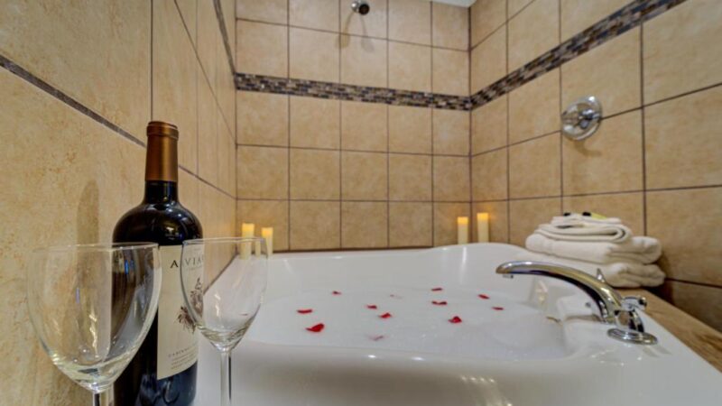 Green Mountain Falls Lodge, cabin with a private hot tub, photo 1