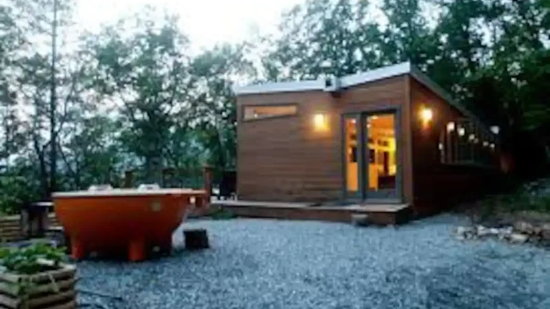 Lost River Modern, cabin with a private hot tub