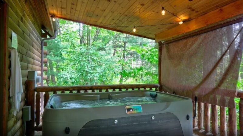 Secluded Cabin Getaway, cabin with a private hot tub
