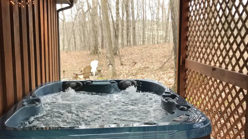 The Loft at Hiding Place Cabins, cabin with a private hot tub