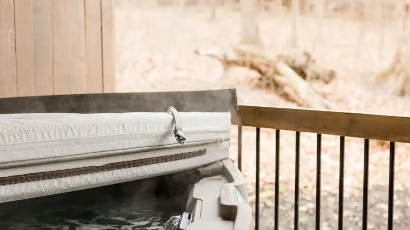 The Woodland at Creekside Dwellings, cabin with a private hot tub