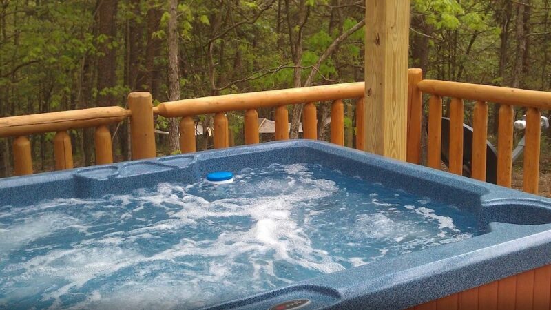 Fox Hollow, cabin with a private hot tub