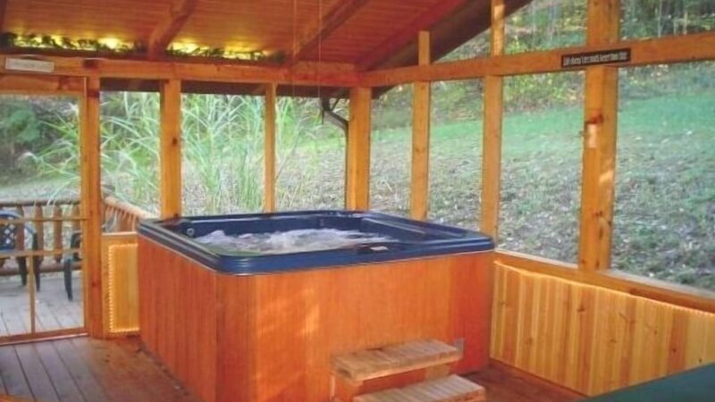 Adventurewood Luxury Log Cabin - jacuzzi hotel room