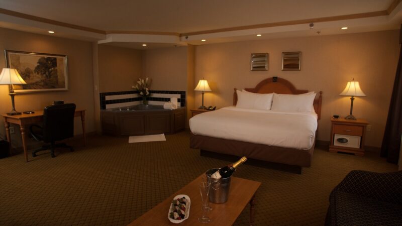 Ambassador Hotel Milwaukee Trademark Collection by Wyndham - jacuzzi hotel room