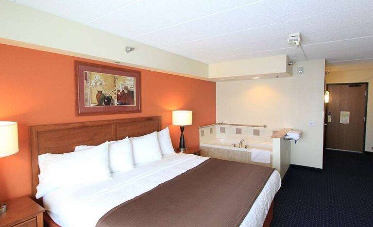 AmericInn Lodge & Suites Cedar Rapids Airport