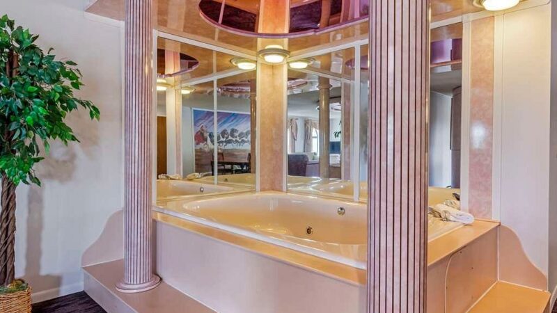 Atlantis Family Waterpark Hotel - jacuzzi hotel room