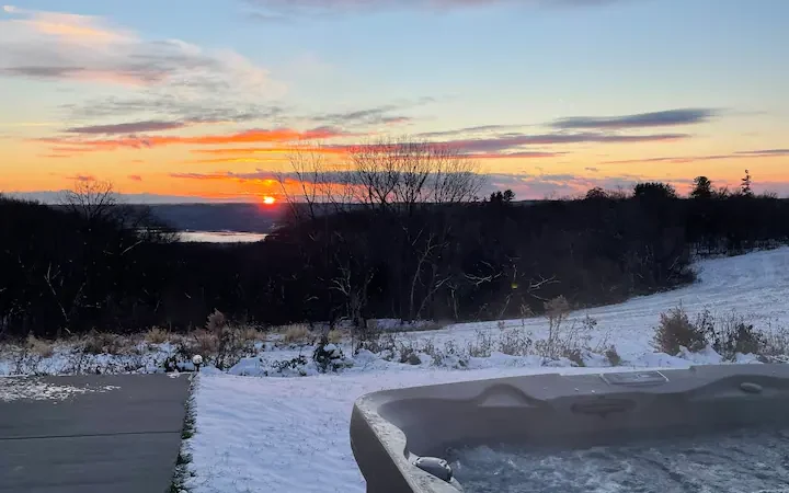 Barn On The Ridge, cabin with a private hot tub