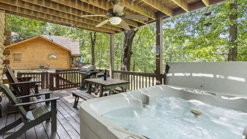 Big Cedar Real Log Cabin - jacuzzi hotel room