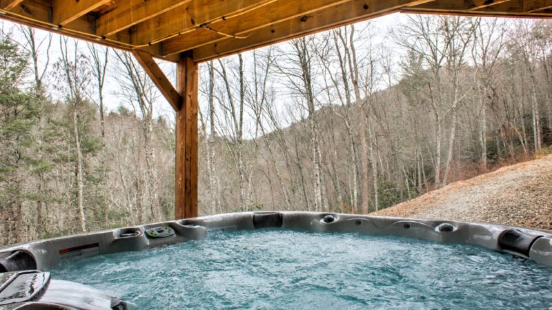 Blue Iris Retreat, cabin with a private hot tub