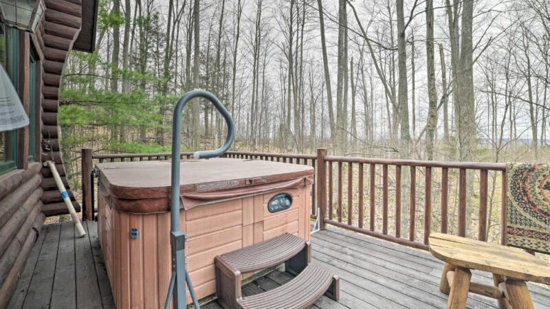Boyne Mountain Cabin, cabin with a private hot tub