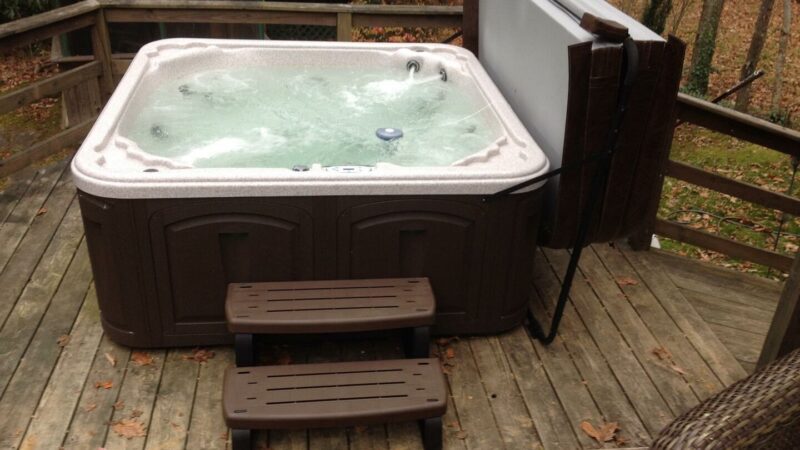 Creekside Escape Log Cabin, cabin with a private hot tub
