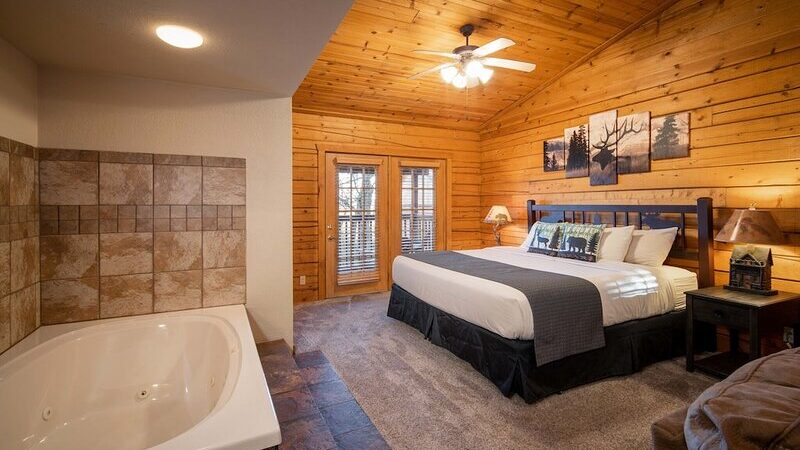 Cabins at Grand Mountain - jacuzzi hotel room