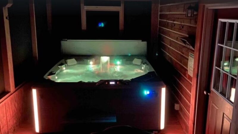 Cardinal Cabin - jacuzzi hotel room