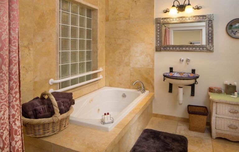 Casa Blanca Inn & Suites