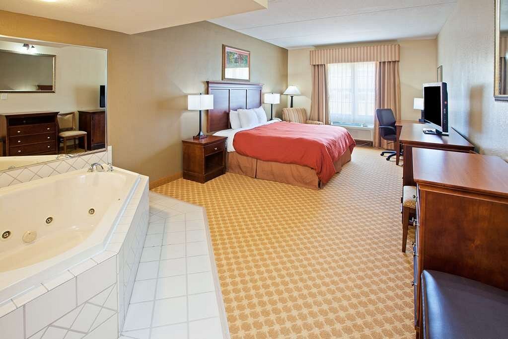 Hotels with Jacuzzi in Room in Knoxville , TN