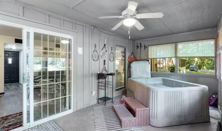 Desoto Playhouse, cabin with a private hot tub, photo 1