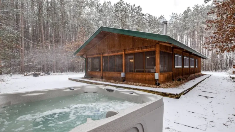 Driftless Pines, cabin with a private hot tub