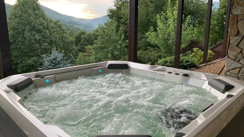 Eagle Ridge, cabin with a private hot tub