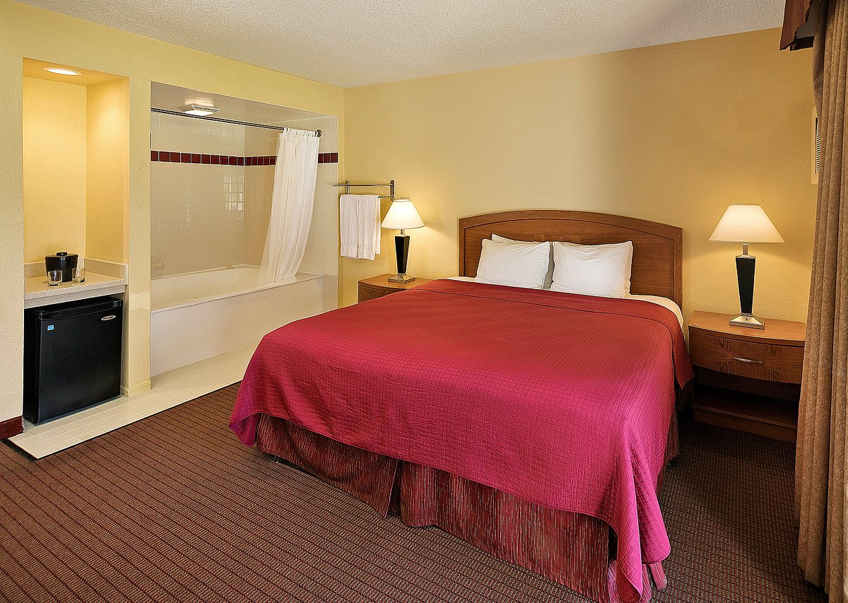 Hotels with Jacuzzi in Room in Long Beach, CA