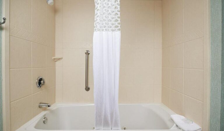Hampton Inn Rehoboth Beach, room with private jacuzzi