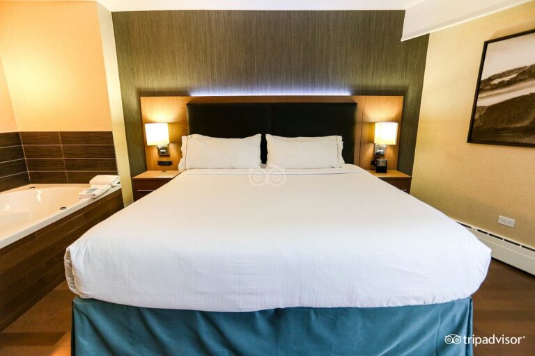 Holiday Inn Express Edmonton Downtown, an IHG Hotel