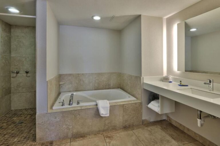 Holiday Inn Express & Suites Albuquerque Historic Old Town, an IHG Hotel
